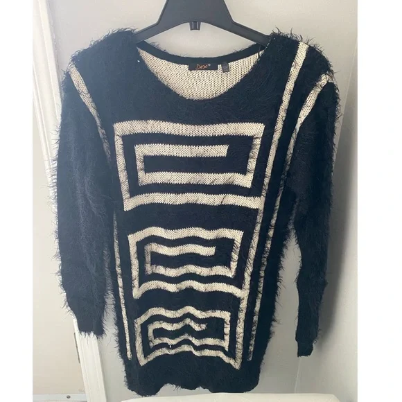 SOLD 🚫 Dex • Fuzzy thick black long sleeve shirt with cream design 🖤 - Picture 3 of 10